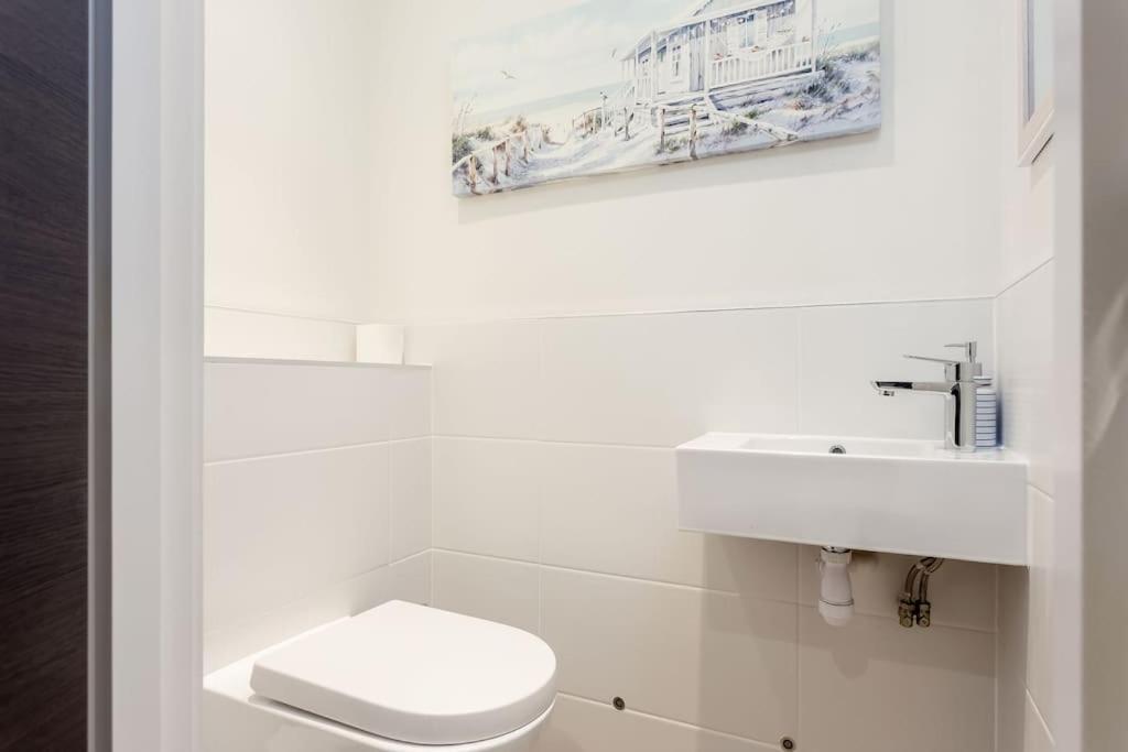 Stunning 2 Bed Apartment, Fabulous Sea View & 2 Minutes To Beach With Parking Bournemouth Kültér fotó
