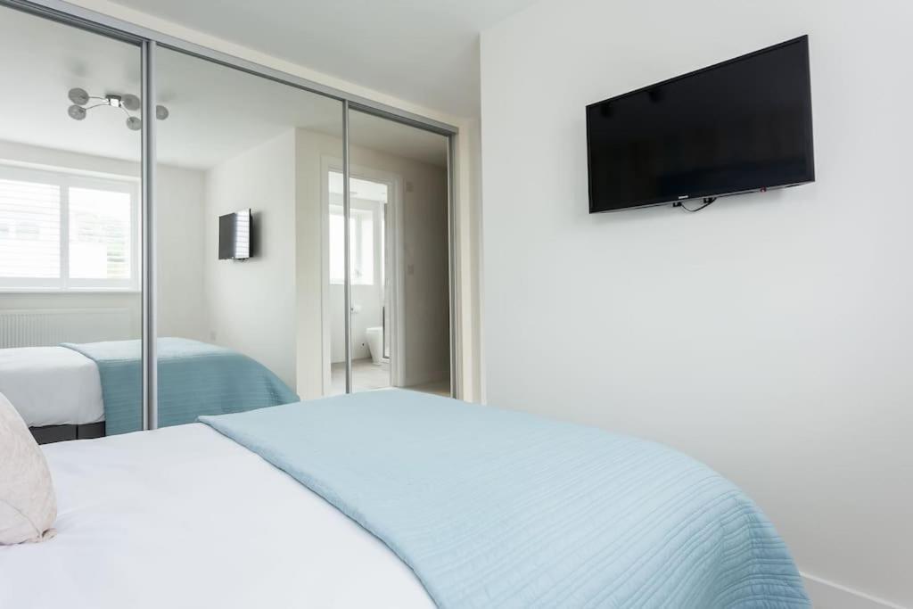 Stunning 2 Bed Apartment, Fabulous Sea View & 2 Minutes To Beach With Parking Bournemouth Kültér fotó