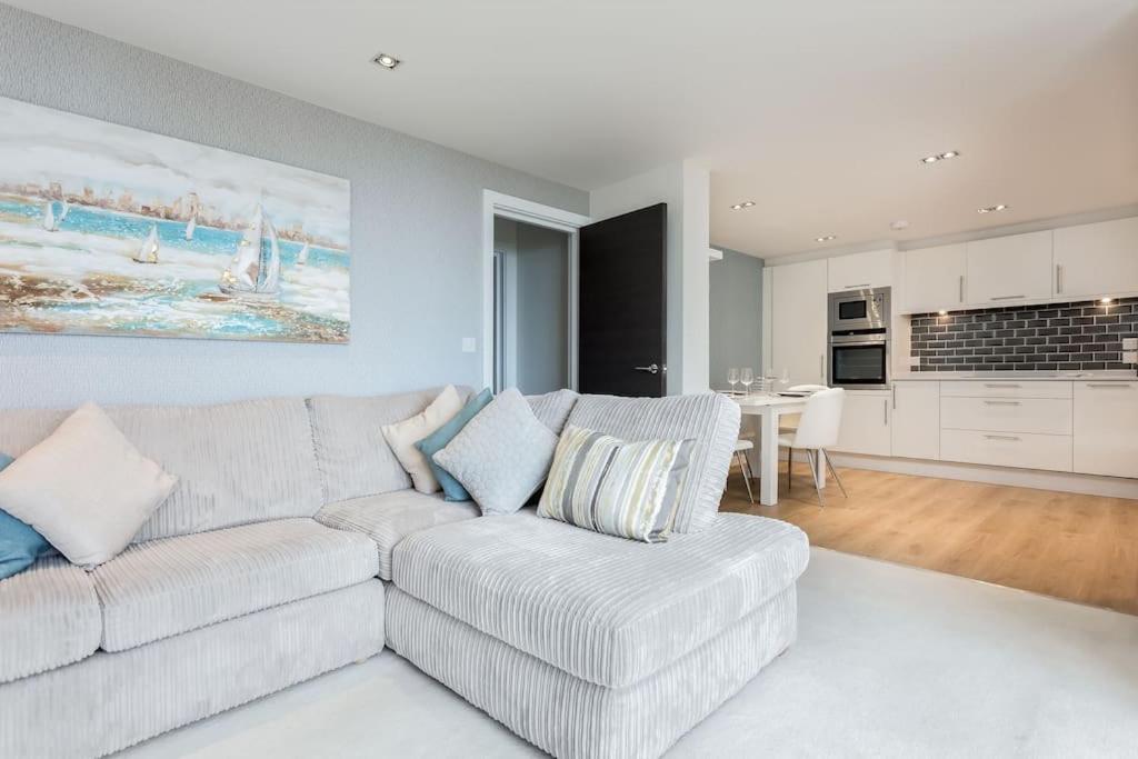 Stunning 2 Bed Apartment, Fabulous Sea View & 2 Minutes To Beach With Parking Bournemouth Kültér fotó