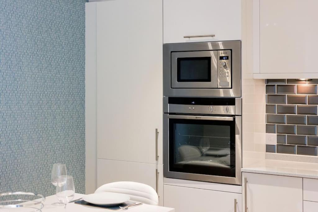 Stunning 2 Bed Apartment, Fabulous Sea View & 2 Minutes To Beach With Parking Bournemouth Kültér fotó