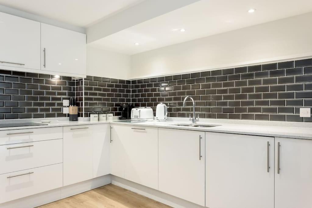 Stunning 2 Bed Apartment, Fabulous Sea View & 2 Minutes To Beach With Parking Bournemouth Kültér fotó