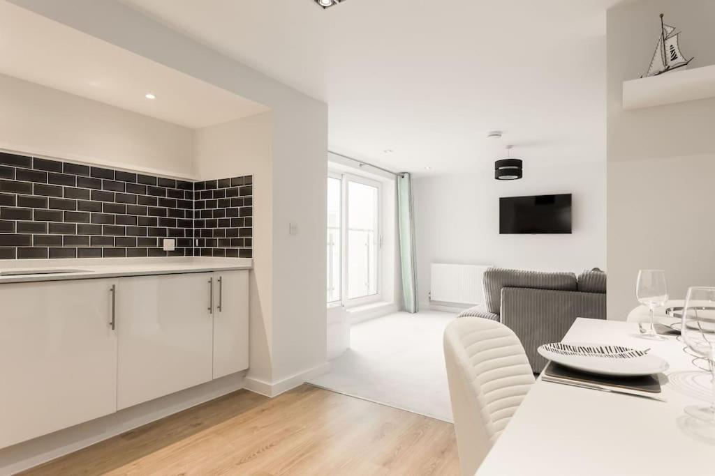 Stunning 2 Bed Apartment, Fabulous Sea View & 2 Minutes To Beach With Parking Bournemouth Kültér fotó