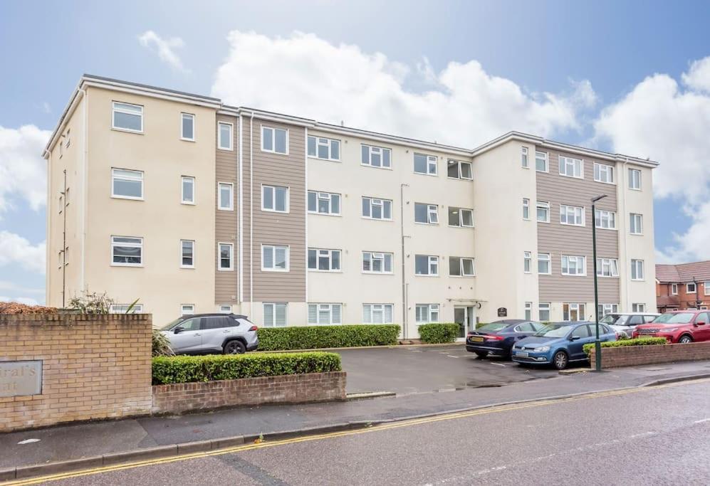 Stunning 2 Bed Apartment, Fabulous Sea View & 2 Minutes To Beach With Parking Bournemouth Kültér fotó