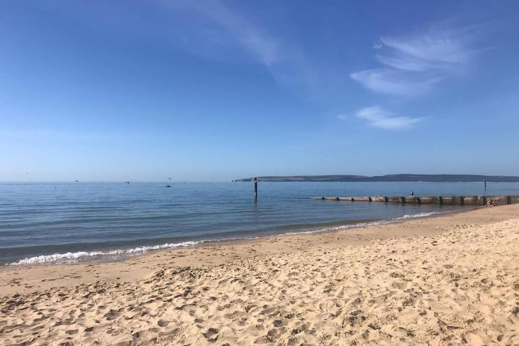 Stunning 2 Bed Apartment, Fabulous Sea View & 2 Minutes To Beach With Parking Bournemouth Kültér fotó