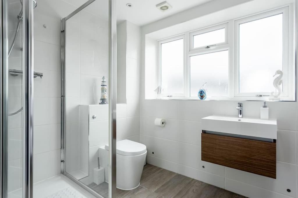 Stunning 2 Bed Apartment, Fabulous Sea View & 2 Minutes To Beach With Parking Bournemouth Kültér fotó