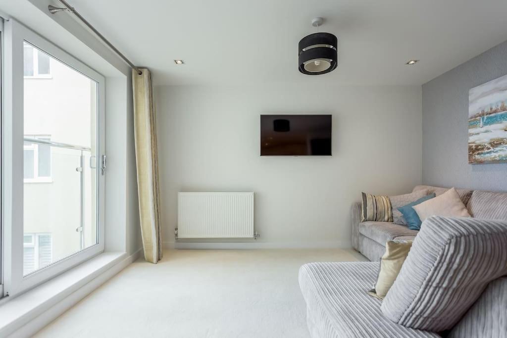Stunning 2 Bed Apartment, Fabulous Sea View & 2 Minutes To Beach With Parking Bournemouth Kültér fotó