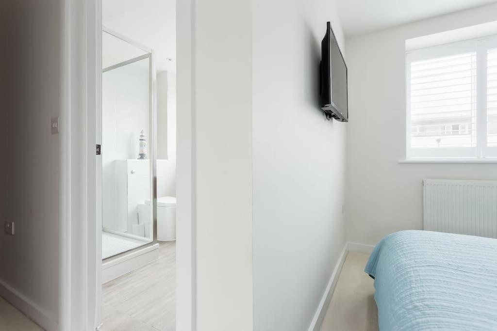 Stunning 2 Bed Apartment, Fabulous Sea View & 2 Minutes To Beach With Parking Bournemouth Kültér fotó