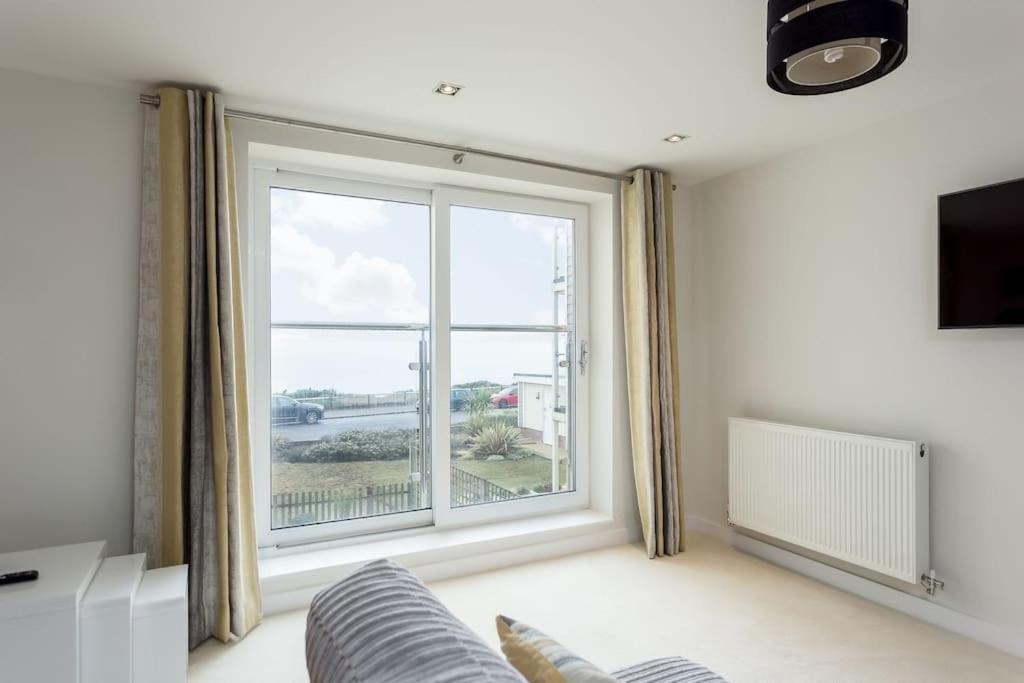 Stunning 2 Bed Apartment, Fabulous Sea View & 2 Minutes To Beach With Parking Bournemouth Kültér fotó